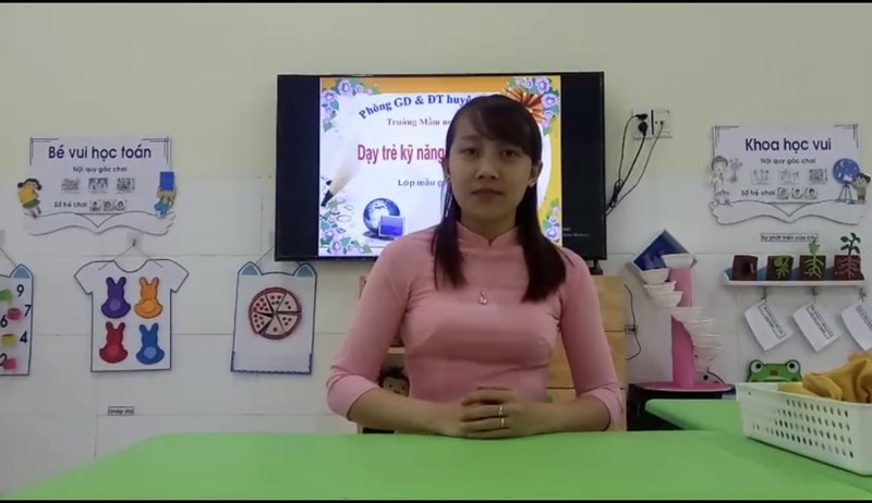 Dạy trẻ kỹ năng gấp quần áo qua bài dạy của cô Thu Chang khối MGN